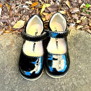 Little girls shiny black Mary Jane dress shoe, size 10